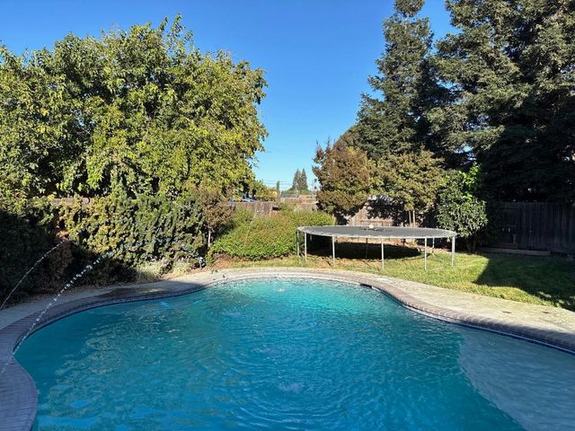 1724 Countrywood Ln, Escalon, CA 95320