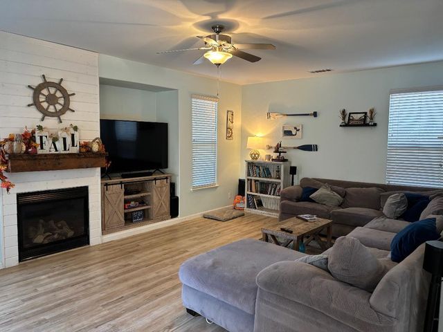 1724 Countrywood Ln, Escalon, CA 95320