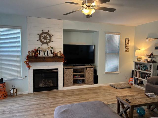 1724 Countrywood Ln, Escalon, CA 95320