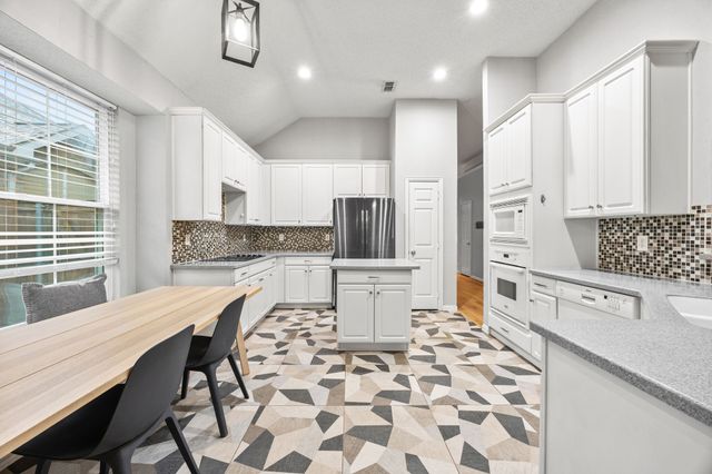 111 Stonecreek Drive, Irving, TX 75063