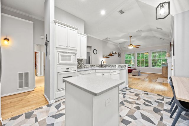 111 Stonecreek Drive, Irving, TX 75063