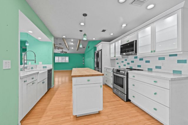 2009 SW 36th Avenue, Delray Beach, FL 33445