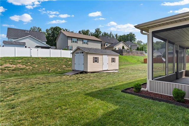 3694 Vestavia Drive, Kernersville, NC 27284