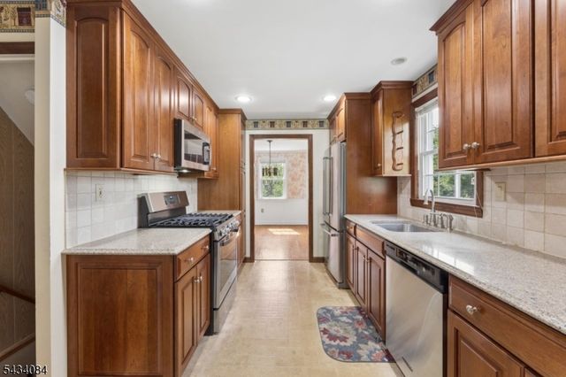 11 Kempshall Ter, Fanwood Boro, NJ 07023
