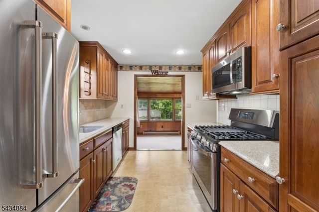 11 Kempshall Ter, Fanwood Boro, NJ 07023