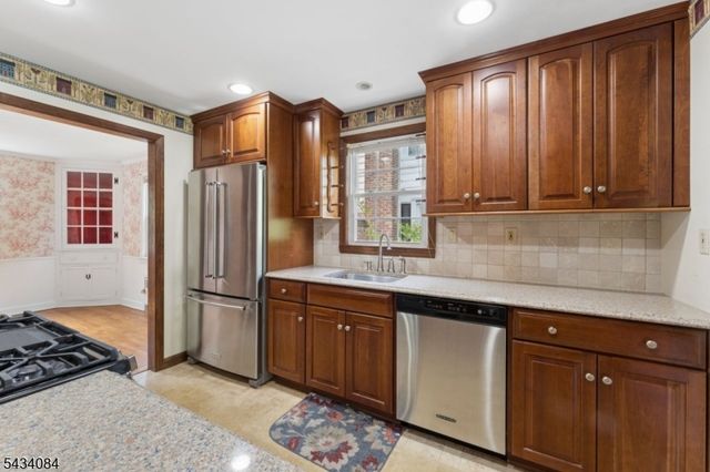 11 Kempshall Ter, Fanwood Boro, NJ 07023