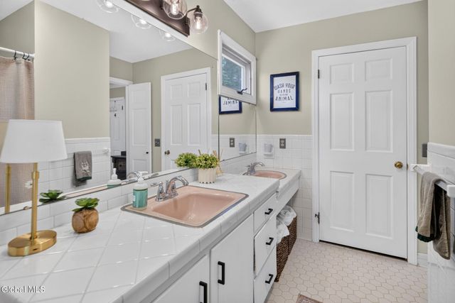1376 Ruffner Court, Niskayuna, NY 12309