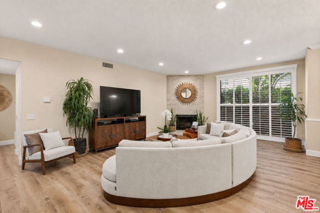 14844 Dickens Street 108, Sherman Oaks, CA 91403