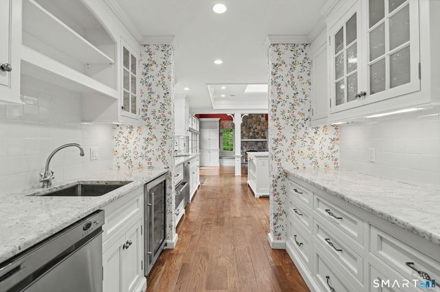 34 Sherwood Lane, New Canaan, CT 06840