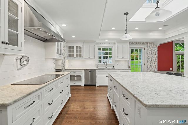 34 Sherwood Lane, New Canaan, CT 06840