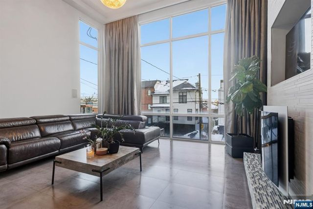 760 Undercliff, Edgewater, NJ 07020