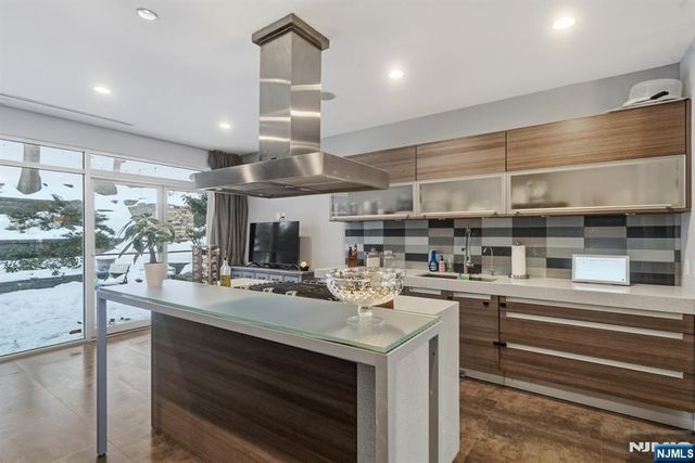 760 Undercliff, Edgewater, NJ 07020