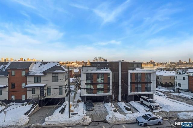 760 Undercliff, Edgewater, NJ 07020