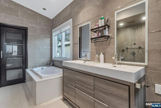 760 Undercliff, Edgewater, NJ 07020