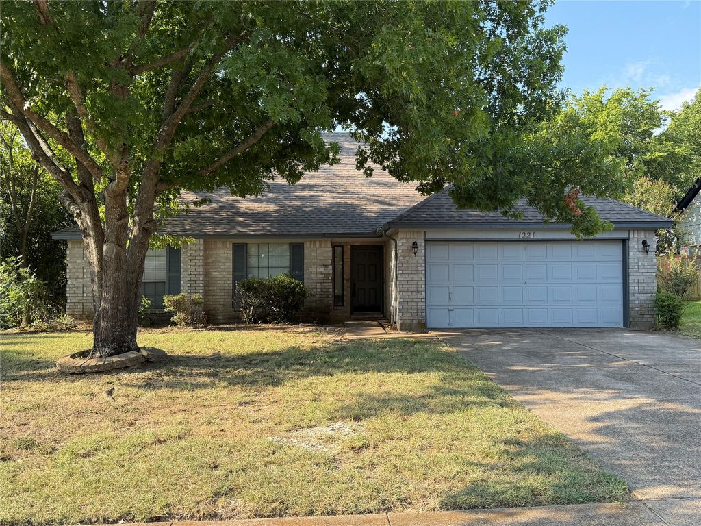 1221 Castleman Drive, Cedar Hill, TX 75104