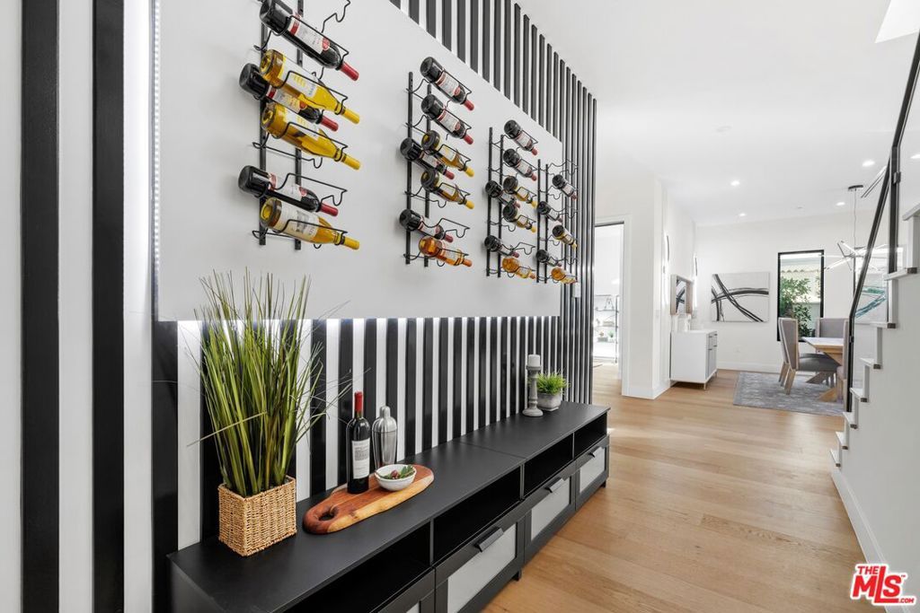 Image 10 of property listing at 5012 Enfield Avenue, Encino, CA 91316