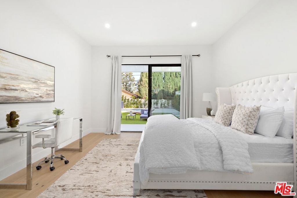 Image 14 of property listing at 5012 Enfield Avenue, Encino, CA 91316