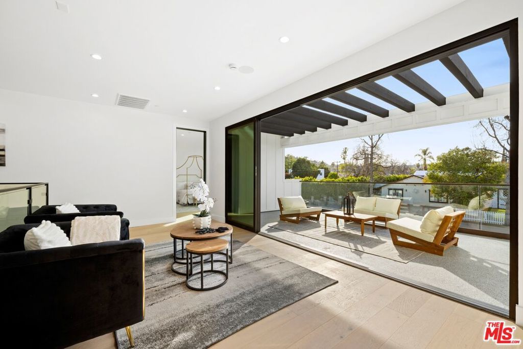 Image 17 of property listing at 5012 Enfield Avenue, Encino, CA 91316