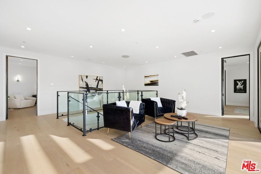 Image 18 of property listing at 5012 Enfield Avenue, Encino, CA 91316