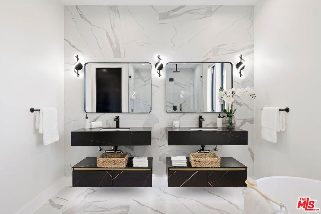 Image 21 of property listing at 5012 Enfield Avenue, Encino, CA 91316