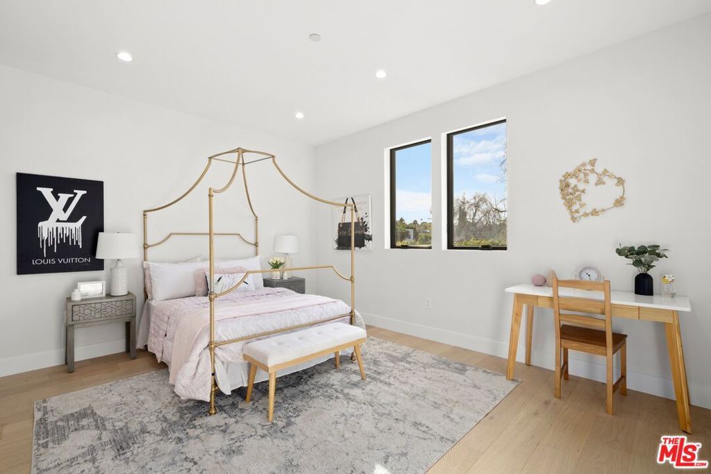 Image 26 of property listing at 5012 Enfield Avenue, Encino, CA 91316