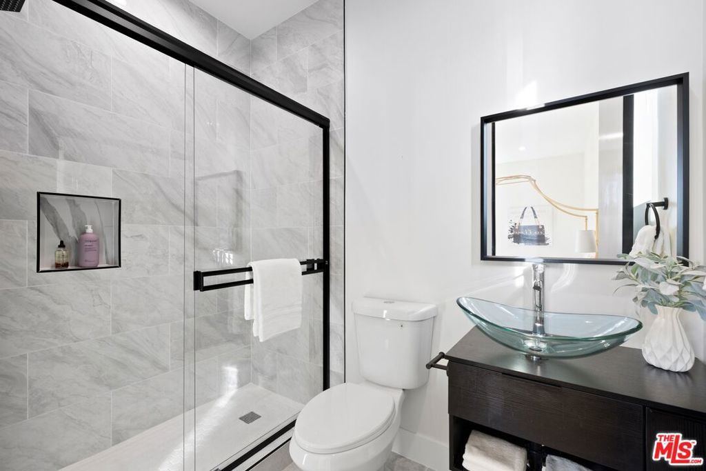 Image 27 of property listing at 5012 Enfield Avenue, Encino, CA 91316