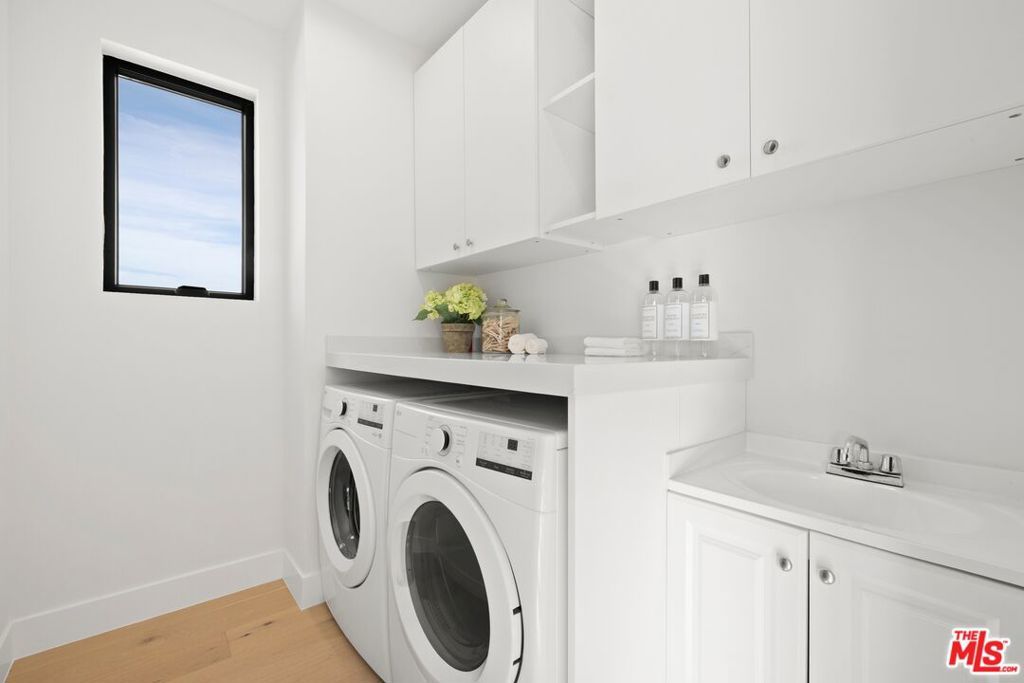 Image 28 of property listing at 5012 Enfield Avenue, Encino, CA 91316