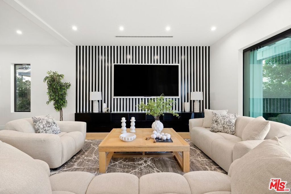 Image 3 of property listing at 5012 Enfield Avenue, Encino, CA 91316