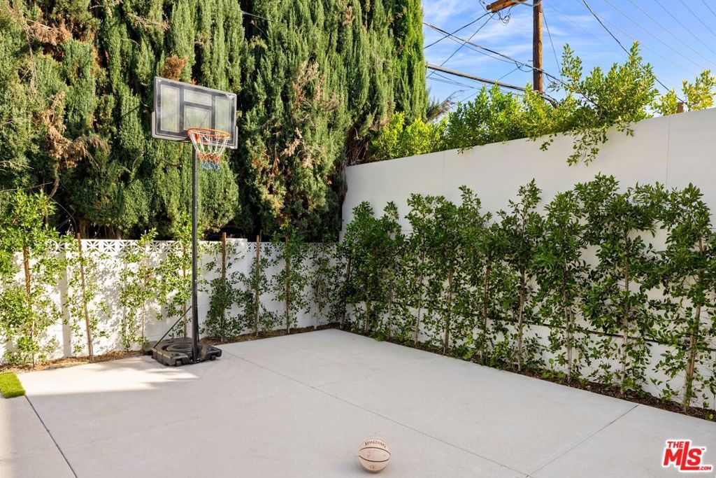 Image 31 of property listing at 5012 Enfield Avenue, Encino, CA 91316