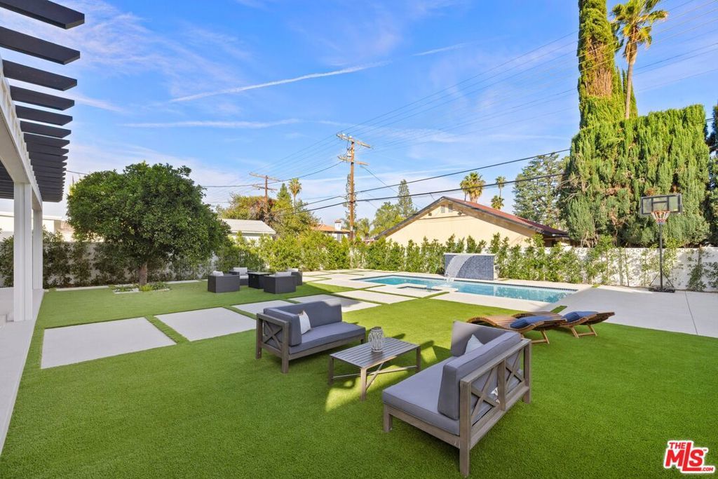 Image 32 of property listing at 5012 Enfield Avenue, Encino, CA 91316