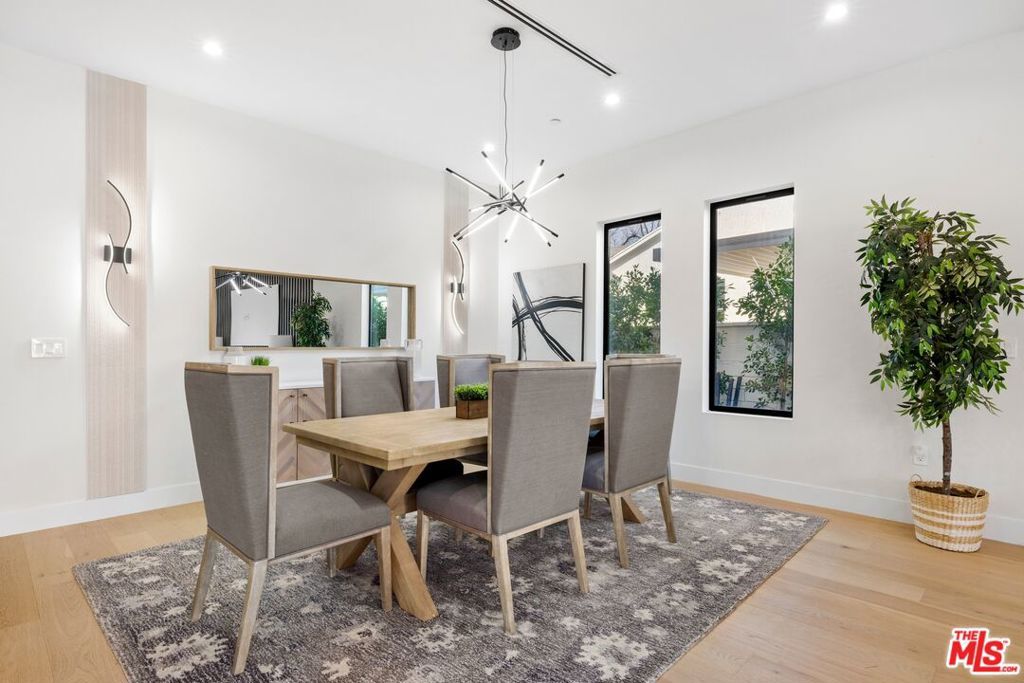 Image 4 of property listing at 5012 Enfield Avenue, Encino, CA 91316