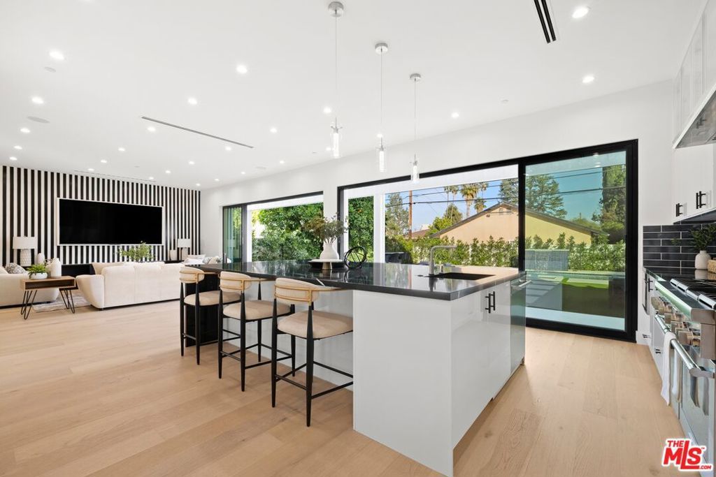 Image 6 of property listing at 5012 Enfield Avenue, Encino, CA 91316