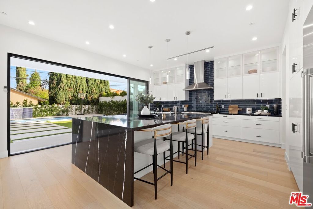 Image 7 of property listing at 5012 Enfield Avenue, Encino, CA 91316