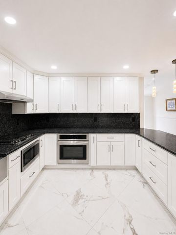 886 Woodmere Drive, Valley Stream, NY 11581