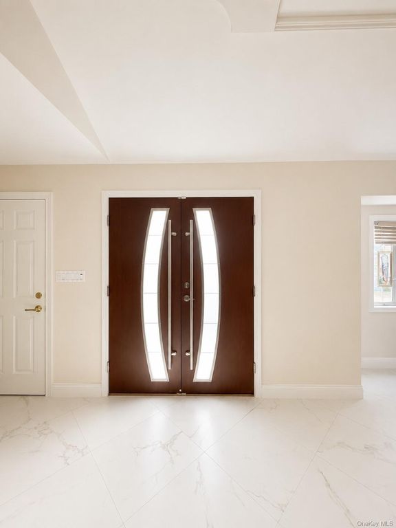886 Woodmere Drive, Valley Stream, NY 11581 — photo 2
