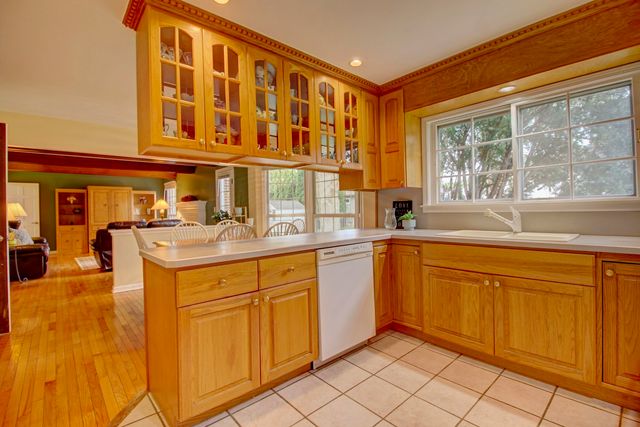 853 Dorset Drive, Wheaton, IL 60189
