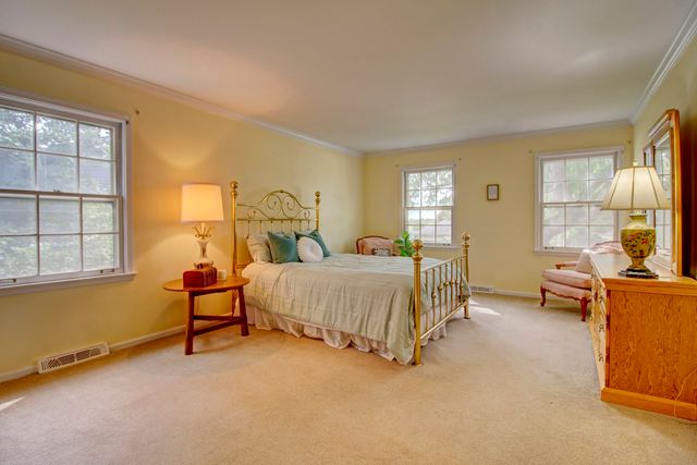853 Dorset Drive, Wheaton, IL 60189