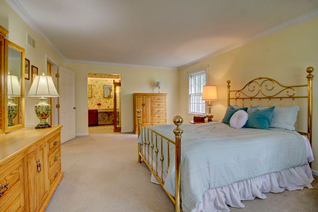 853 Dorset Drive, Wheaton, IL 60189