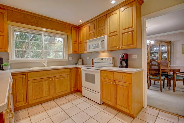 853 Dorset Drive, Wheaton, IL 60189