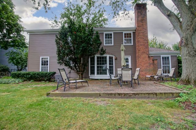 853 Dorset Drive, Wheaton, IL 60189