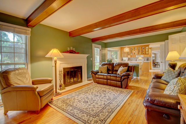 853 Dorset Drive, Wheaton, IL 60189