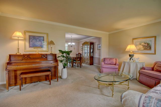 853 Dorset Drive, Wheaton, IL 60189