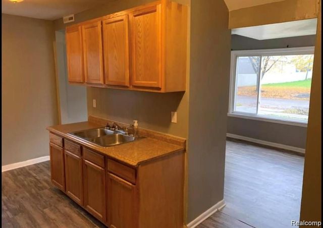 1761 E Evelyn Avenue, Hazel Park, MI 48030