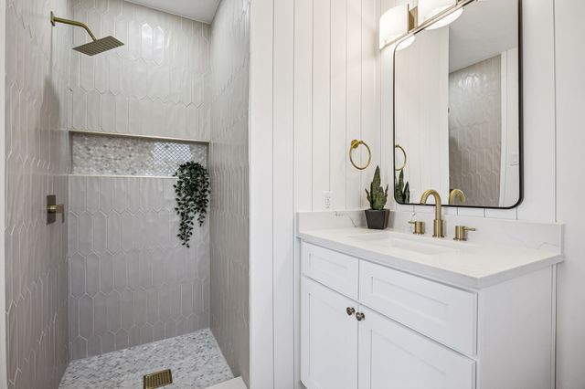 808 Lee Drive, Bedford, TX 76022