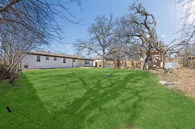 808 Lee Drive, Bedford, TX 76022