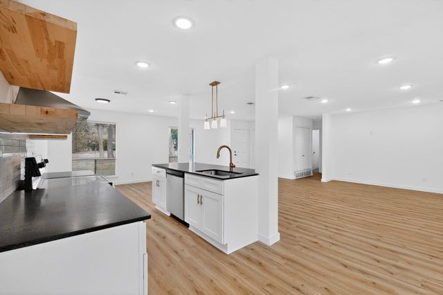 400 Casa Bello Court, Irving, TX 75062