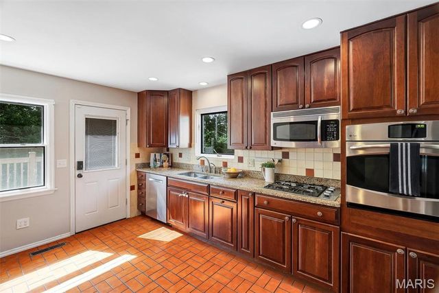12917 Cedarledge Court, St Louis, MO 63146