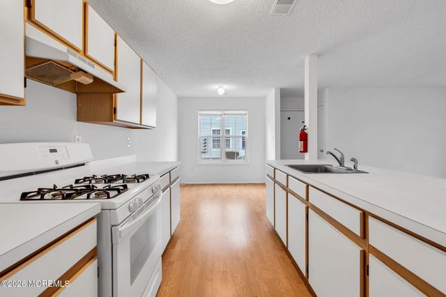 25 Des Moines Court, Tinton Falls, NJ 07712