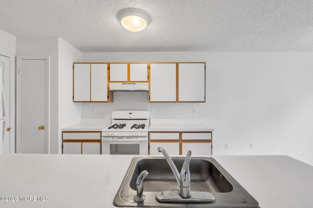 25 Des Moines Court, Tinton Falls, NJ 07712