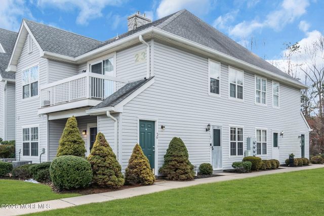 25 Des Moines Court, Tinton Falls, NJ 07712